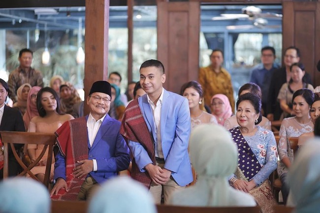 Raditya Dika menambahkan ulos warna merah marun yang di letakkan di atas bahu kanannya. Raditya Dika memang berdarah Batak dengan marga Nasution, tak heran bila ia dan beberapa keluarga termasuk kedua orangtua mengenakan ulos di bahu mereka. Foto: Dok. Instagram @aldiphoto