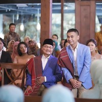 Raditya Dika menambahkan ulos warna merah marun yang di letakkan di atas bahu kanannya. Raditya Dika memang berdarah Batak dengan marga Nasution, tak heran bila ia dan beberapa keluarga termasuk kedua orangtua mengenakan ulos di bahu mereka. Foto: Dok. Instagram @aldiphoto