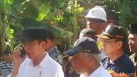 Jokowi didampingi Menteri Pekerjaan Umum dan Perumahan Rakyat (PUPR) Basuki Hadimuljono.
