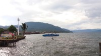 Danau Matano. Danau yang terletak di Sulawesi Selatan ini merupakan yang terdalam di Indonesia. Memiliki keindahan panorama alam yang indah, danau ini mencapai kedalaman 590 m. (Foto: Basri Bachtiar/dTraveler)