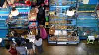 Ada sekitar 700 lapak di pasar ini yang menawarkan beragam ikan dan seafood segar lho. Foto: Istimewa