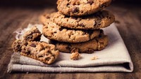 Kalau ingin membuat kukis tetap renyah dalam waktu lama, cobalah letakkan sepotong roti di atas wadah penyimpanan. Ganti roti ini secara berkala agar kukis tetap terjaga kelembabannya. Foto: iStock