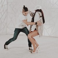 Sebelumnya, Agnez Mo juga pernah memamerkan rambut panjang tersebut ketika latihan menggunakan jaket dan high heels. Dalam foto lainnya, Agnez Mo tampil menggunakan rambut panjang saat memakai setelan crop top dan celana hitam. Foto: Dok. Instagram