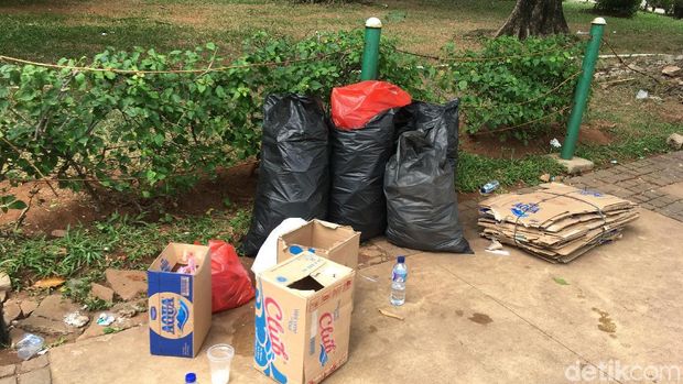 Ada karung sampah yang dikumpulkan di satu titik.