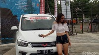 Suasana seolah-olah dibuat menjadi makin panas dengan geliak dan goyangan yang dilakukan gadis cantik ini saat melakukan Car Wash. Foto: Ibnu Munsir