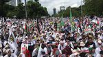 Bendera RI, Palestina, dan PKS saat Aksi di Depan Kedubes AS
