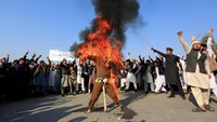 Sementara itu di Kabul, Afganistan, para demonstran membakar boneka Trump pada Sabtu (9/12/2017) waktu setempat. Foto: Parwiz/REUTERS