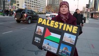 Sama seperti di London, aksi di Michigan pun membawa poster atau pun spanduk. Foto: Rebecca Cook/REUTERS