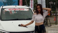 Salah satunya dengan pertunjukan Ladies Car Wash yang diadakan di halaman Celebes Convention Center (CCC) jalan Metro Tanjung Bunga, Makassar. Foto: Ibnu Munsir