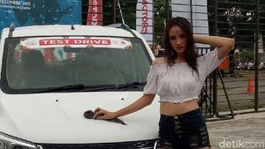 Cewek Seksi Cuci Mobil dan Pameran Otomotif Makassar