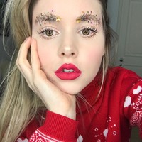 Ada lagi bentuk alis lainnya yang bertema Natal.  akun Instagram bernama @taytay_xx yang membentuk alisnya seperti bulu burung. Alis yang sengaja dibuat berantakan itu kemudian di ujung-ujungnya ditempelkan glitter warna-warni. Dan jadilah alis bertema pohon Natal.  Foto: Dok. Instagram @taytay_xx
