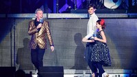 Suri Cruise bersama ibunda Katie Holmes tampak menghadiri Z100s iHeartRadio Jingle Ball 2017 di Madison Square Garden, New York pada Jumat pekan ini.  Foto: Getty Images