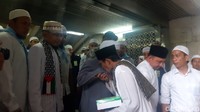 Sandiaga lalu pamit pulang kepada Aa Gym. Dia mencium tangan Aa Gym (Foto: Marlinda Oktavia Erwanti/detikcom)
