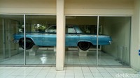 Di bagian samping pintu masuk belakang museum, masih terdapat mobil sedan berwarna biru yang biasa digunakan Ahmad Yani (Foto: Seysha Desnikia/detikcom)