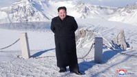 Meski mendaki, pakaian yang dikenakan Kim Jong-Un tetap stylish dan bergaya formal.
