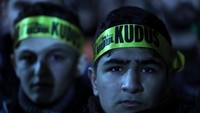 Mereka ada yang mengenakan ikat kepala bertuliskan Kudus atau berarti pula Al-Quds yang merupakan sebutan lain bagi Yerusalem. Foto: Huseyin Aldemir/REUTERS