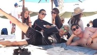 Raline Shah pun mengunggah foto sedang berada di pantai Padang Padang. Bergaya di bawah teduhnya payung besar di pinggir pantai Raline duduk memeluk lututnya dalam balutan busana renang sementara di depannya Seungri terlihat berbaring mengangkat sebelah kaki. Foto: Istimewa