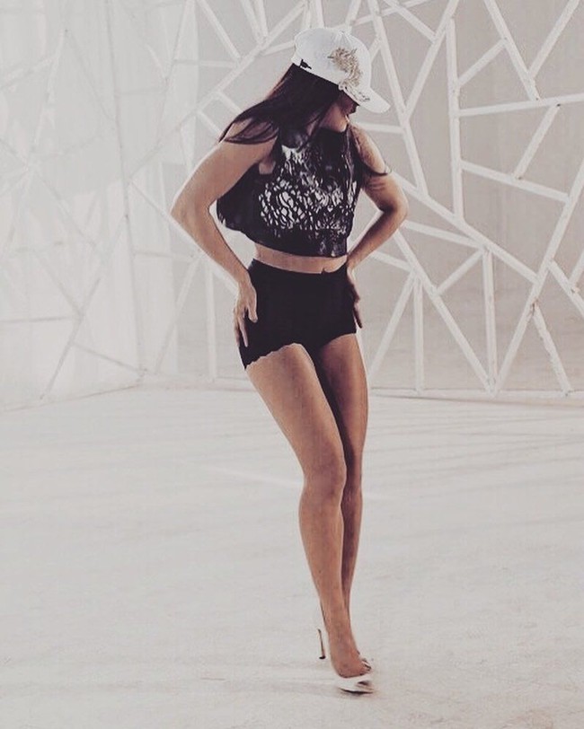 Rambut panjangnya memang seperti wig, meski demikian banyak netizen yang memuji penampilannya dengan rambut hitam. Lagi suka pake boot yg ini ya mbak agnes ? Cantik lho rambutnya item lagi tetep semangat & tambah sukses, puji pemilik akun Instagram @elaktrisnawati. Kak agnes cantik banget,cocokkan rambut item panjang dari pada di pirang,sukses terus kakak cantik, ujar @yetialexi. Foto tersebut baru diunggah pada Sabtu (9/12/2017). Foto mendapat like lebih dari 335 ribu dan 4 ribuan komentar. Foto: Dok. Instagram