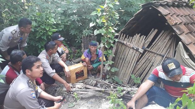 Seperti itu gubuk yang ditempati Mbah Panidin