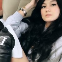 Dalam Insta Story yang diunggah Agnez Mo, ia memamerkan gayanya berambut hitam panjang menggunakan sweater abu-abu. Bahkan Insta Story tersebut dimasukkan ke fitur highlight di Instagram. Ia memakai boots kulit hitam selutut dari Dior. Agnez Mo terlihat semakin cantik dalam riasan wajah sederhana. Ia hanya memakai eyeliner, riasan alis tipis, dan lipstik warna bibir. Gelang hitam dan jam tangan keemasan menghiasi pergelangan tangannya. Foto: Dok. Instagram