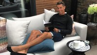 Istirahat juga bagian dari kesehatan. Waktu istirahatnya digunakan CR untuk membaca buku. Foto: Instagram/@cristiano