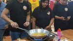 Begini Cara Kaesang Pangarep Menggoreng Pisang Kesayangan