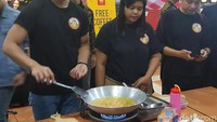 Dengan serius putra bungsu presiden Joko Widodo ini mengecek nugget yang terendam minyak panas di wajan. Takut gosong ya!Foto: odilia/detikfood