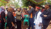 Ia berbincang bersama warga yang ada dan tinggal di sekitar Waduk Jatigede di Kabupaten Sumedang, Minggu (10/12) untuk memberikan masukan dan arah ekonomi kerakyatan. Foto: dok. TMP