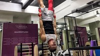 Selain berenang, Sammy juga senang sekali melakukan olahraga pilates. Lihat saja aksi gelantungannya itu. Foto: Instagram/@samuelrizal1