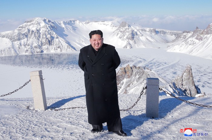 Terjang Salju Tebal, Kim Jong-Un Daki Gunung Perbatasan Korut-China