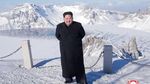 Gaya Necis dan Formal Kim Jong-Un Saat Mendaki Gunung