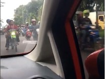 Lihat Ada Konvoi Pengantar Jenazah, Mending Ngalah Aja Deh
