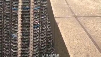 Karena fotonya banyak mengundang like dan komentar, maka tak heran Yong Ning rela beraksi menantang maut demi meningkatkan endorsement. Foto: Yong Ning