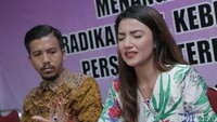 Sambil berlinang air mata, Tsania Marwa menceritakannya kepada awak media yang hadir di Komnas Perlindungan Anak.  Foto: Palevi/ detikHOT