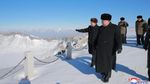 Gaya Necis dan Formal Kim Jong-Un Saat Mendaki Gunung