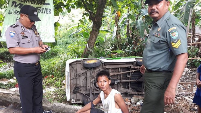 Foto Kecelakaan Sopir Angkot Ini Bikin Bingung Netizen di Medsos