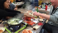Setelah berkeliling untuk melihat-lihat aneka seafood segar. Anda juga bisa mampir ke restoran yang terletak di lantai atas pasar. Kalau sudah membeli ikan atau seafood, Anda juga bisa mengubahnya jadi makanan enak di sini. Crab atau kepiting bisa diolah jadi bokkeumbap enak. Foto: Istimewa