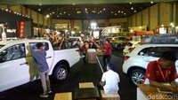 POMA 2017 kali ini diikuti oleh 35 Exhibitors dari 7 Brands Passenger Car, 4 Brands Heavy Commercial Vehicles, 1 Two Wheel Vehicle, dan 23 adapun brand & produk aksesoris Seperti  Product Car Care, Ban, Kaca, Aksesoris Offroad, Stabilizer sport damper,  Premium Design Interior Car,  Audio System,  Jok Mobil,  dan beragam Supporting yang akan ikut meramaikan pegelaran POMA Nanti. Foto: Ibnu Munsir