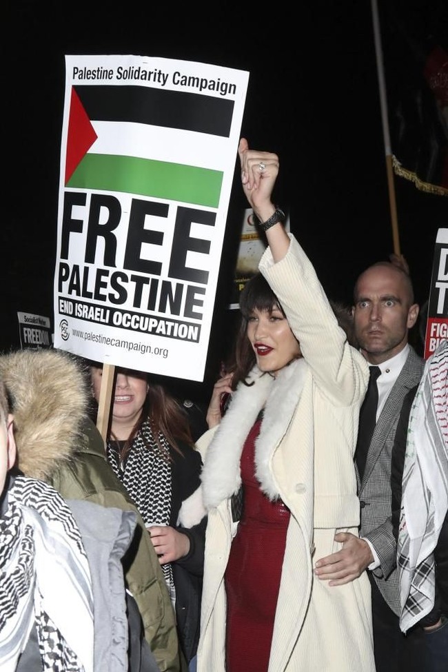 Dikabarkan The Sun, Bella sebelumnya menghadiri sebuah pesta yang digelar oleh brand jam tangan mewah Tag Heuer. Usai meninggalkan pesta, mobil Bella Hadid terhalang oleh aksi unjuk rasa bela Palestina. Foto: Dok. Instagram