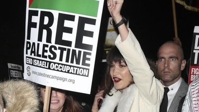Foto: Masih Bergaun Cantik, Bella Hadid Ikut Demo Bela Palestina