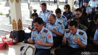 Marsekal Hadi duduk di barisan pertama di depan nisan Almarhum Jenderal Soedirman. (Foto: Ristu Hanafi/detikcom)