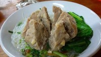 Bakso Mas To yang ada di Jalan Nusa Loka BSD ini punya sajian bakso khas Solo enak. Bakso rudalnya memiliki tekstur kenyal dengan paduan rasa gurih dan kaldu enak. Mau coba? Foto: Istimewa