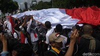 Bendera Indonesia dan Palestina raksasa dibentangkan dan diarak di Jl Medan Merdeka Selatan. Foto: Indra Komara/detikcom
