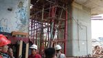 Penampakan Tiang Steger Proyek DDT Manggarai yang Roboh