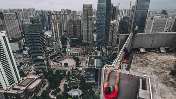 Makin lama, aksi yang dilakukannya makin berbahaya. Foto: Yong Ning