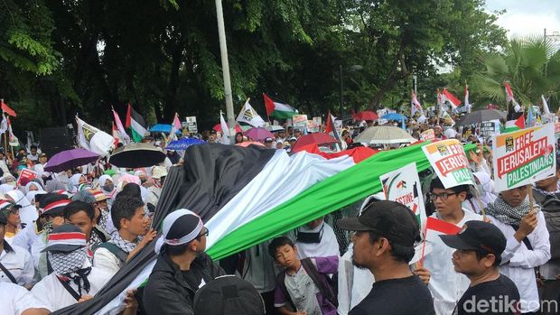 Bendera Palestina raksasa juga diarak oleh massa PKS.