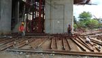 Penampakan Tiang Steger Proyek DDT Manggarai yang Roboh