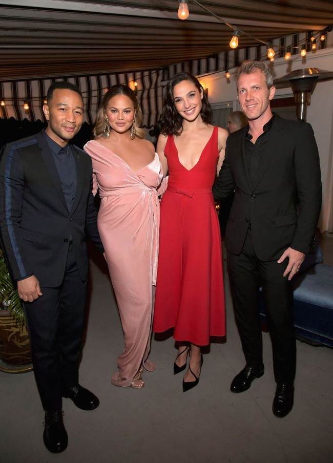 Melengkapi gaunnya, ibu dua anak ini tampil mempesona dengan tatanan rambut bergelombang ala bintang klasik Hollywood. Makeup pun tak tampil berlebihan namun terkesan tetap elegan dengan lipstik warna pink natural. Foto: Getty Images