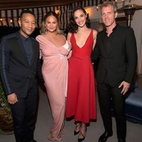 Melengkapi gaunnya, ibu dua anak ini tampil mempesona dengan tatanan rambut bergelombang ala bintang klasik Hollywood. Makeup pun tak tampil berlebihan namun terkesan tetap elegan dengan lipstik warna pink natural. Foto: Getty Images