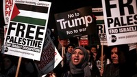 Aksi menolak keputusan Presiden AS Donald Trump juga mewarnai kota London, Inggris, pada Jumat malam (8/12/2017) waktu setempat. Foto: Simon Dawson/REUTERS
